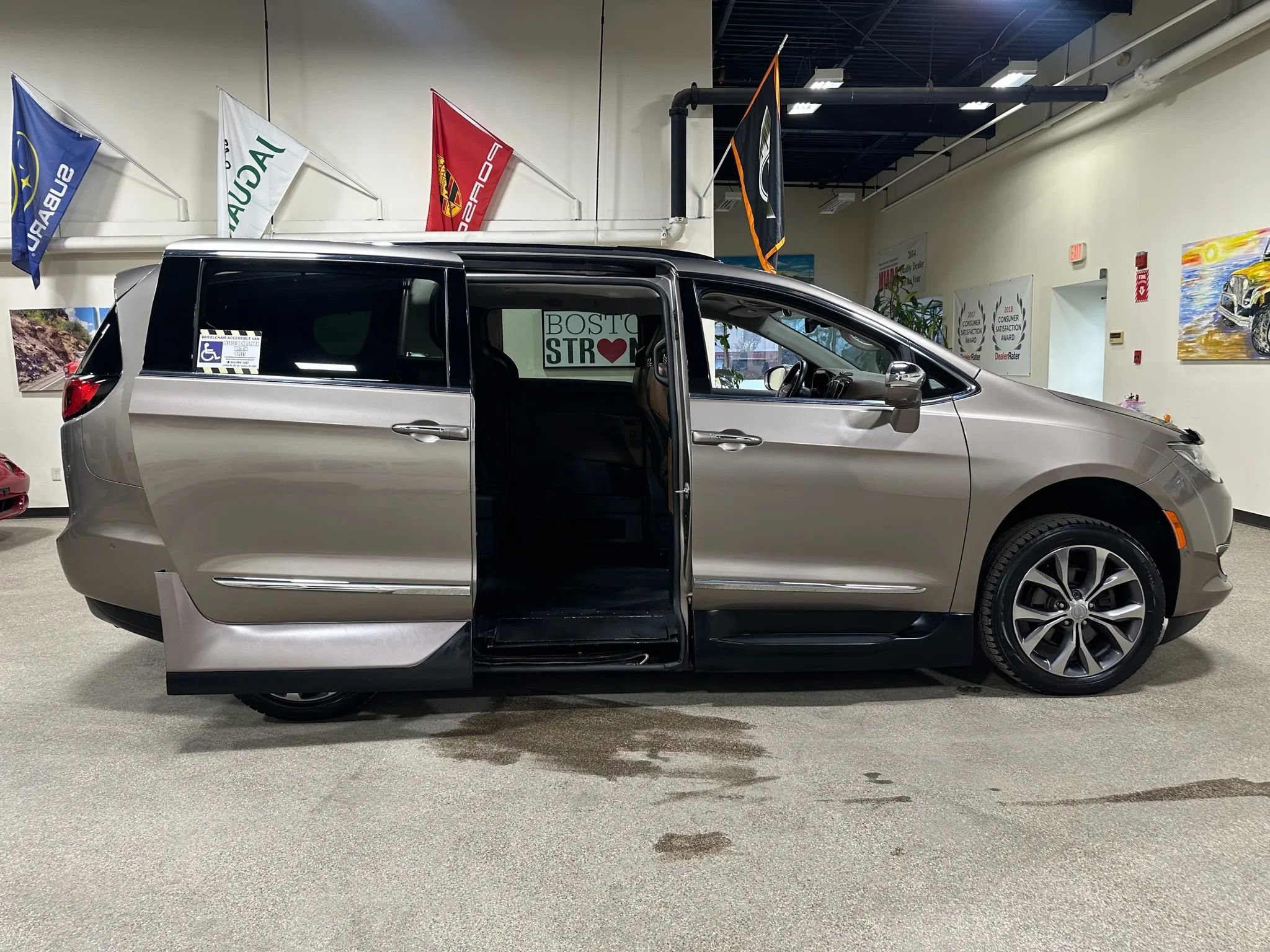 Used 2017 Chrysler Pacifica Limited w/ Advanced Safetytec Group image 16