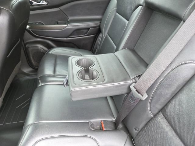 Used 2023 GMC Acadia SLT image 46