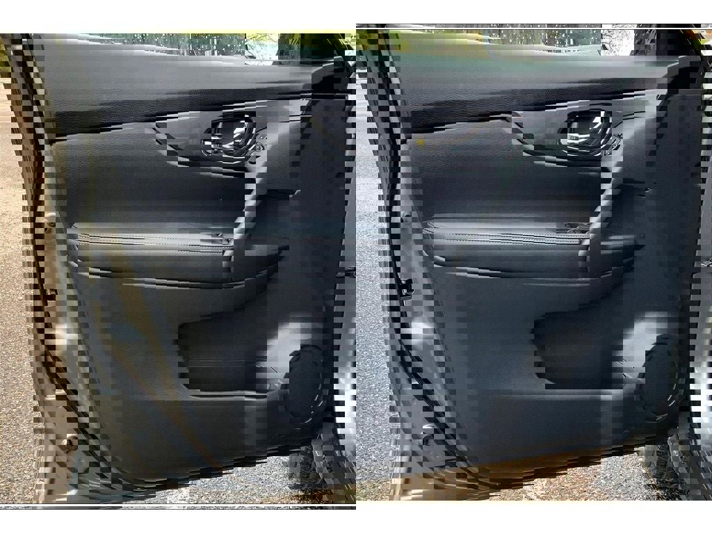 Used 2018 Nissan Rogue SV image 23