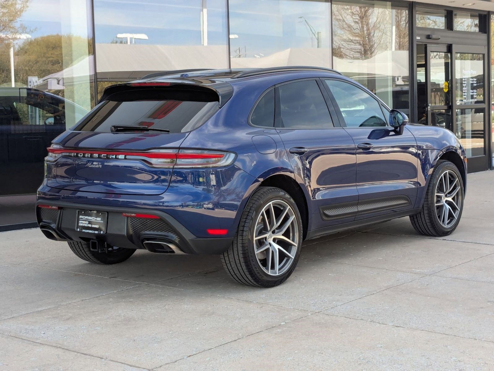 Certified 2025 Porsche Macan image 9