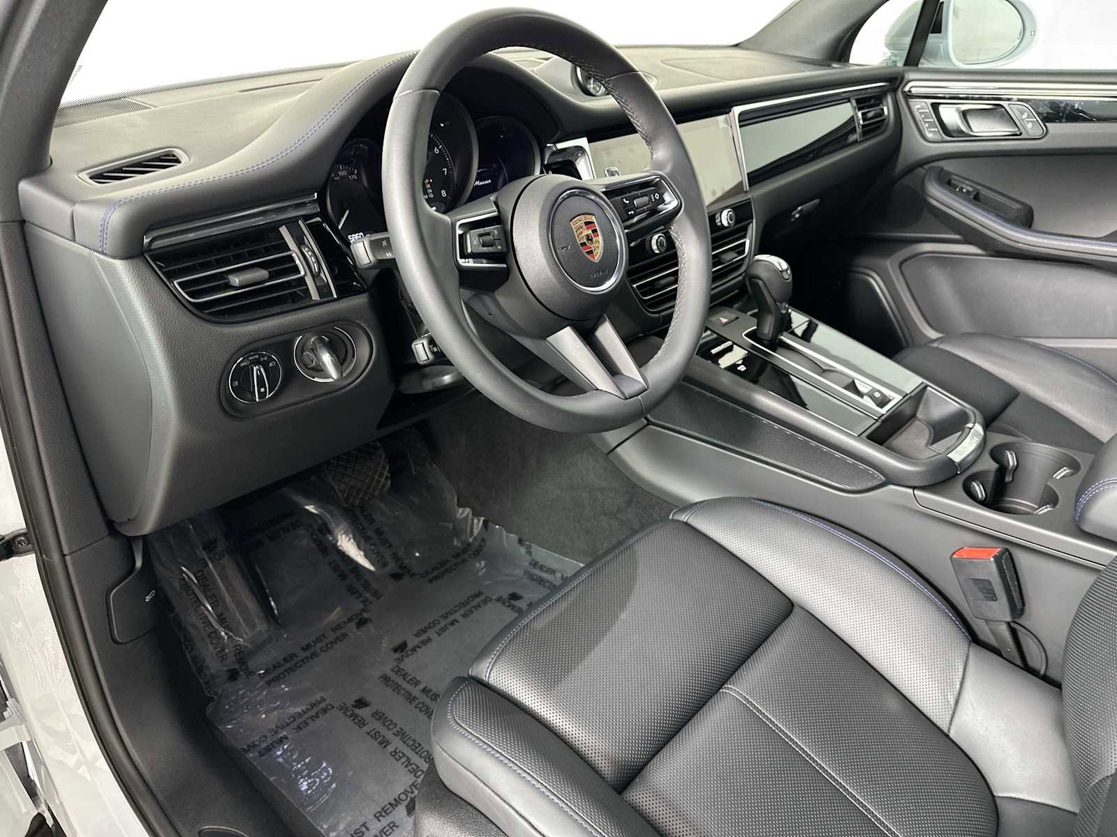 Certified 2025 Porsche Macan image 4