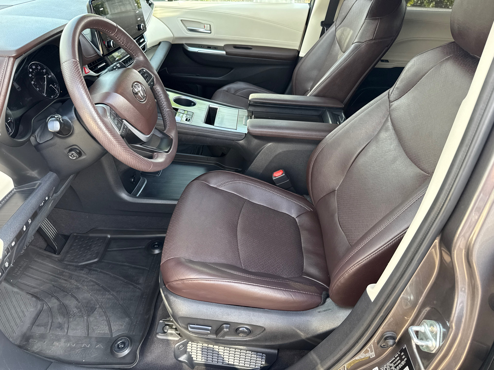Used 2023 Toyota Sienna Platinum FWD image 26