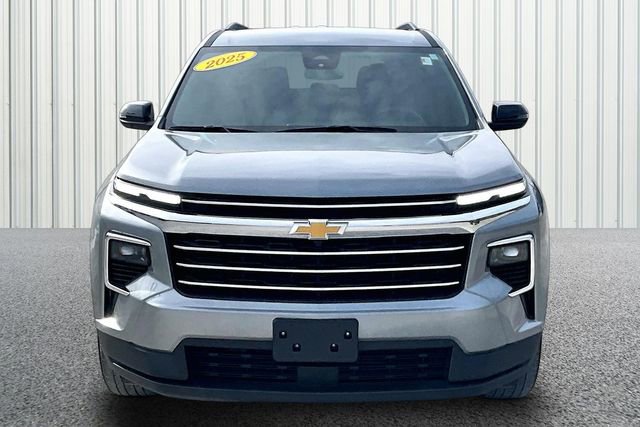 Used 2025 Chevrolet Traverse LT image 3