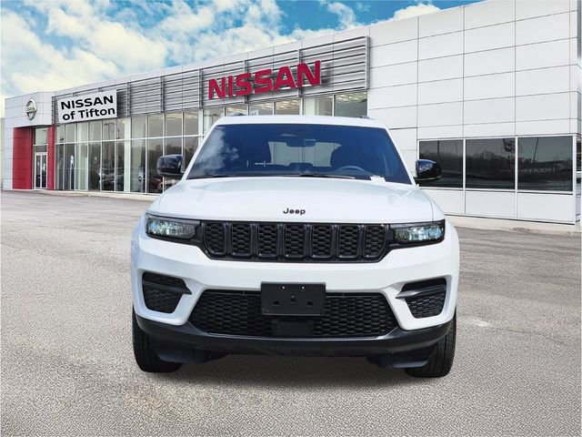 Used 2025 Jeep Grand Cherokee Altitude image 2