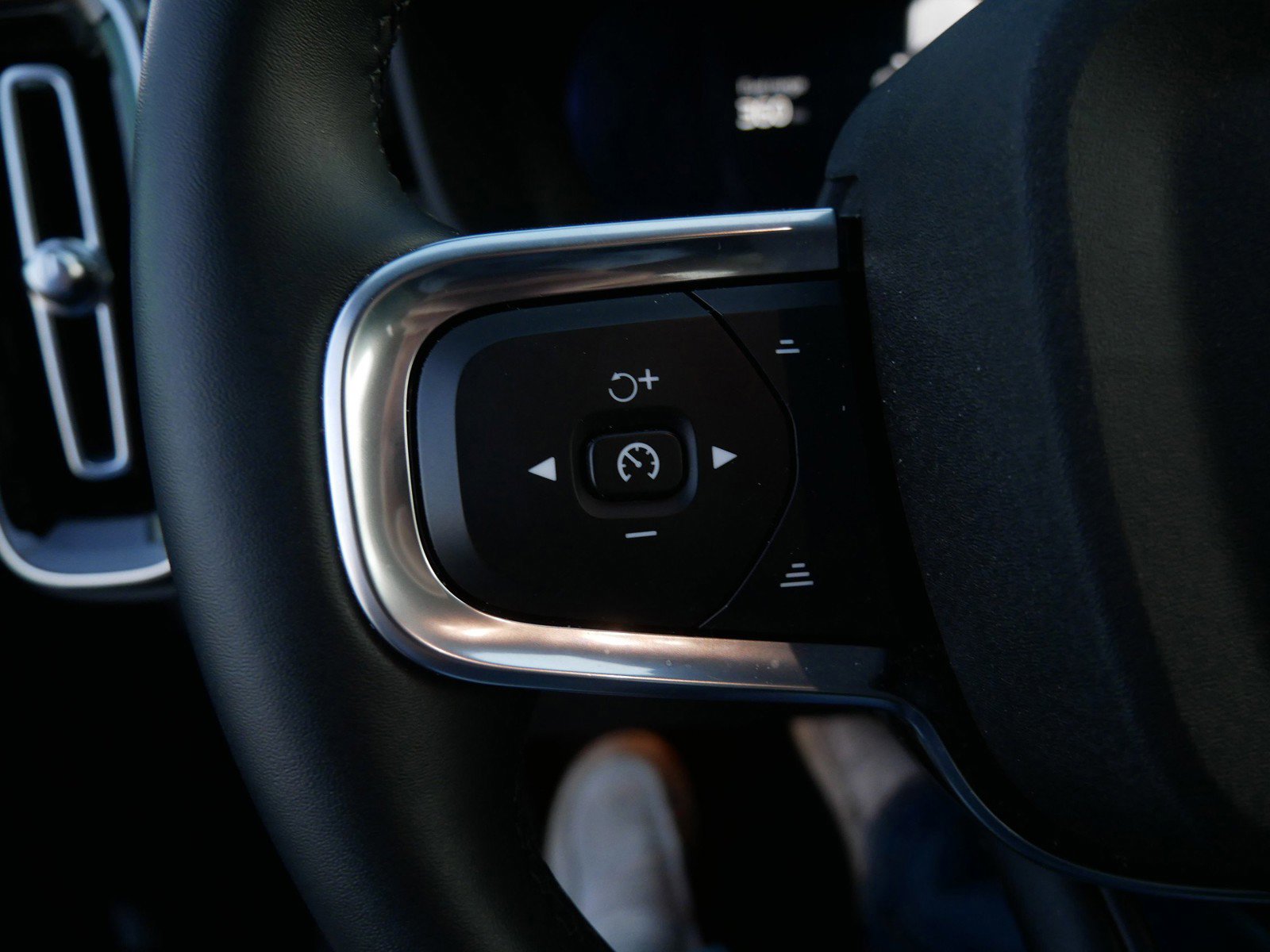 Used 2025 Volvo XC40 B5 Plus image 25