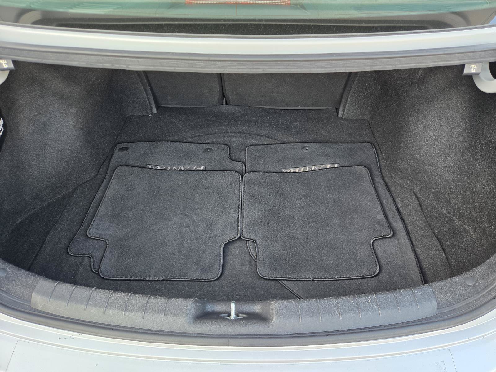 Used 2019 Hyundai Elantra SE FWD image 25