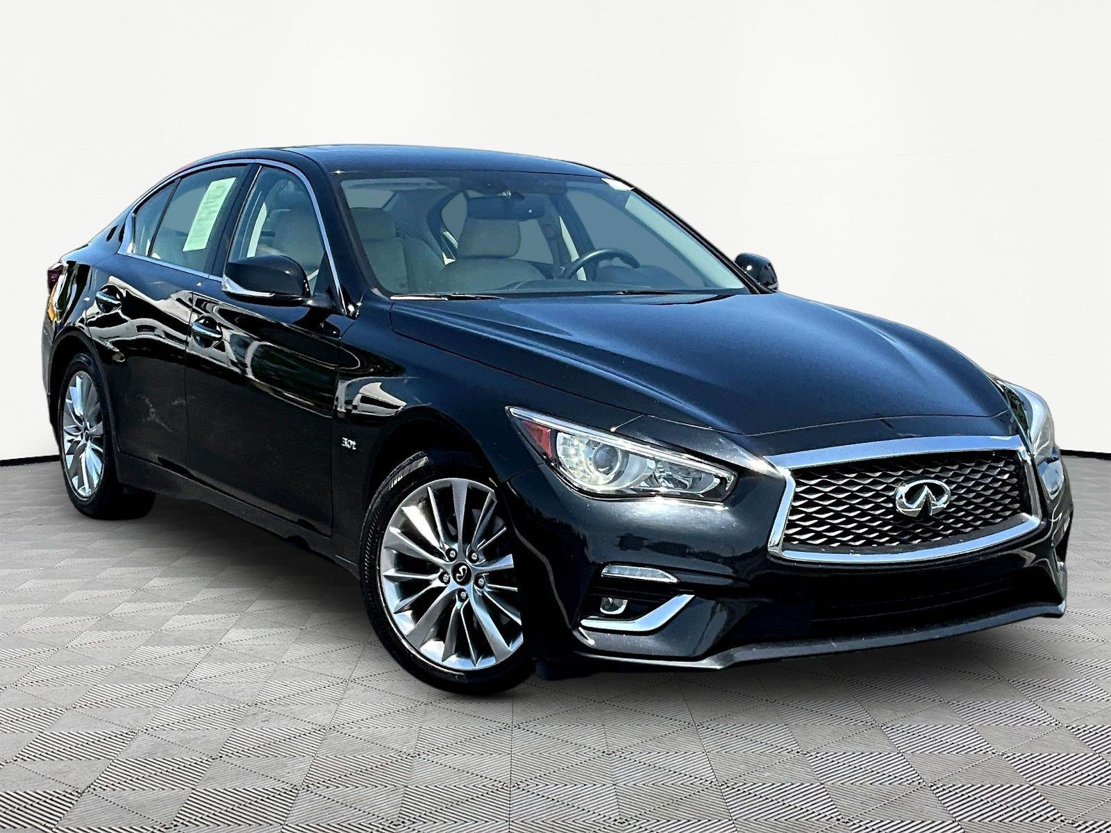 Used 2019 INFINITI Q50 Luxe w/ Essential Package (3.0T Luxe) AWD/4WD image 3