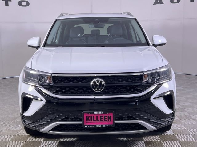 Used 2024 Volkswagen Taos SE image 2