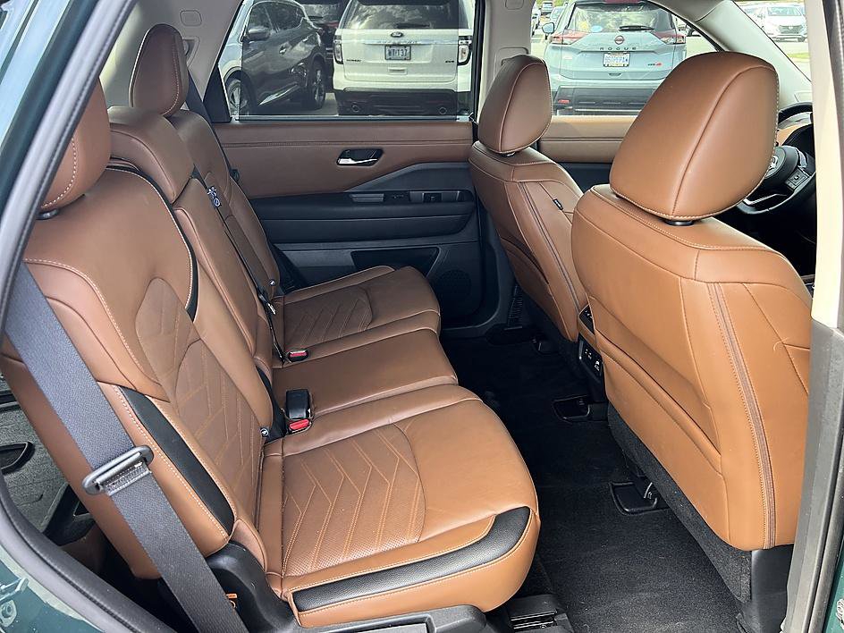 Certified 2024 Nissan Pathfinder Platinum w/ Lighting Package (N92) image 17