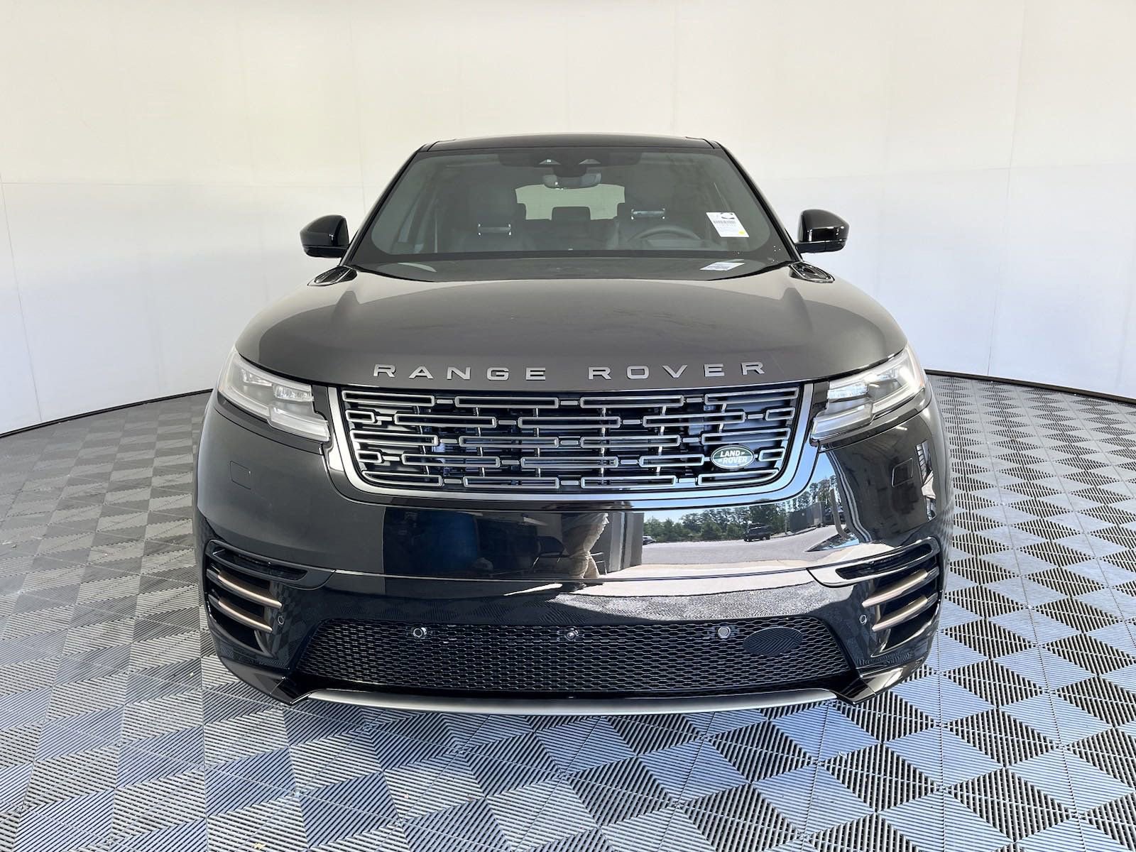Used 2025 Land Rover Range Rover Velar Dynamic SE image 4