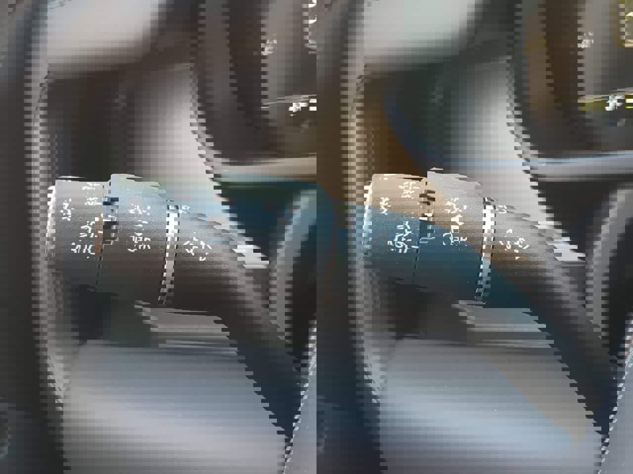 Used 2025 Land Rover Defender 110 image 29