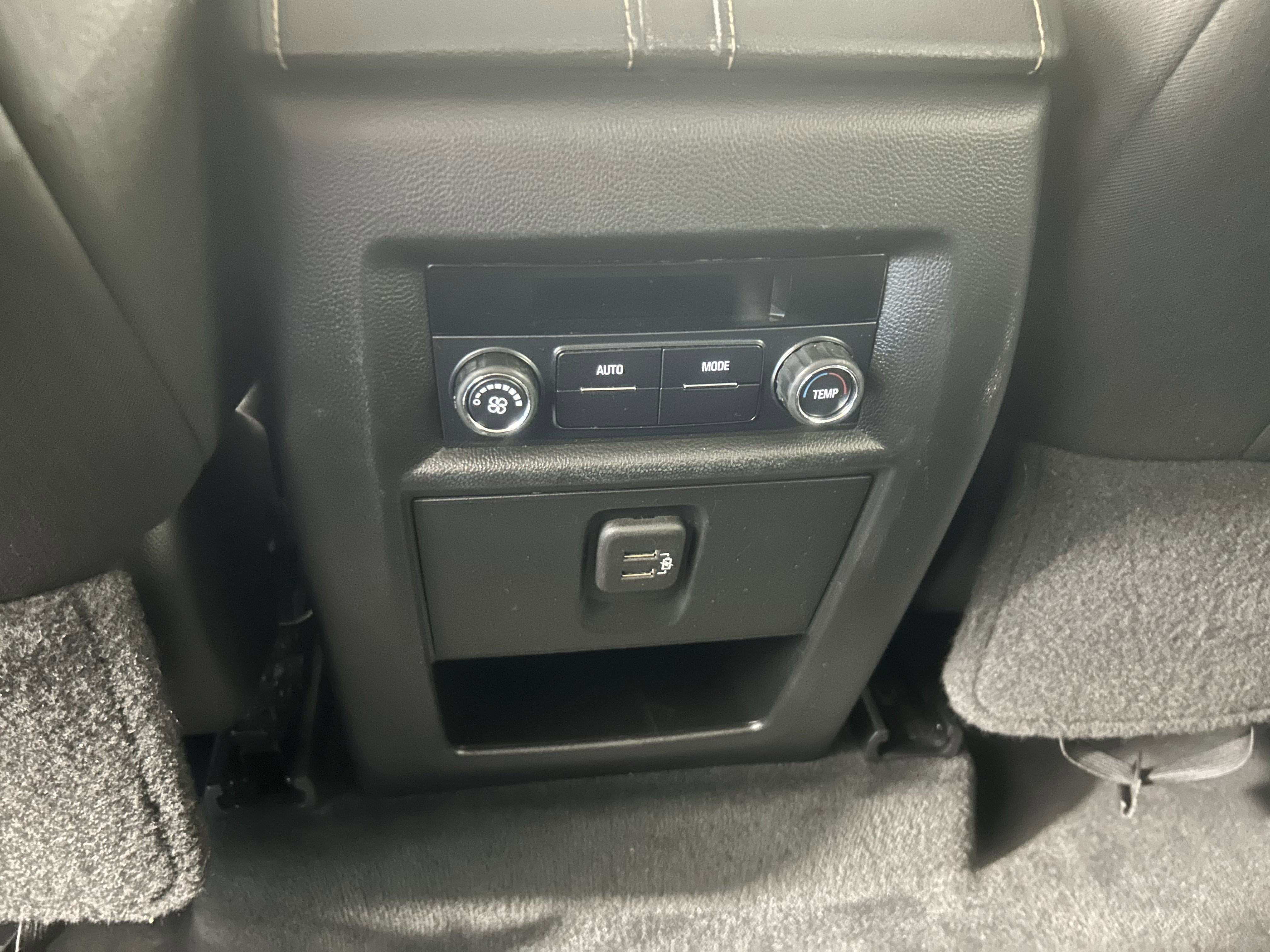 Used 2020 Chevrolet Traverse LT image 40