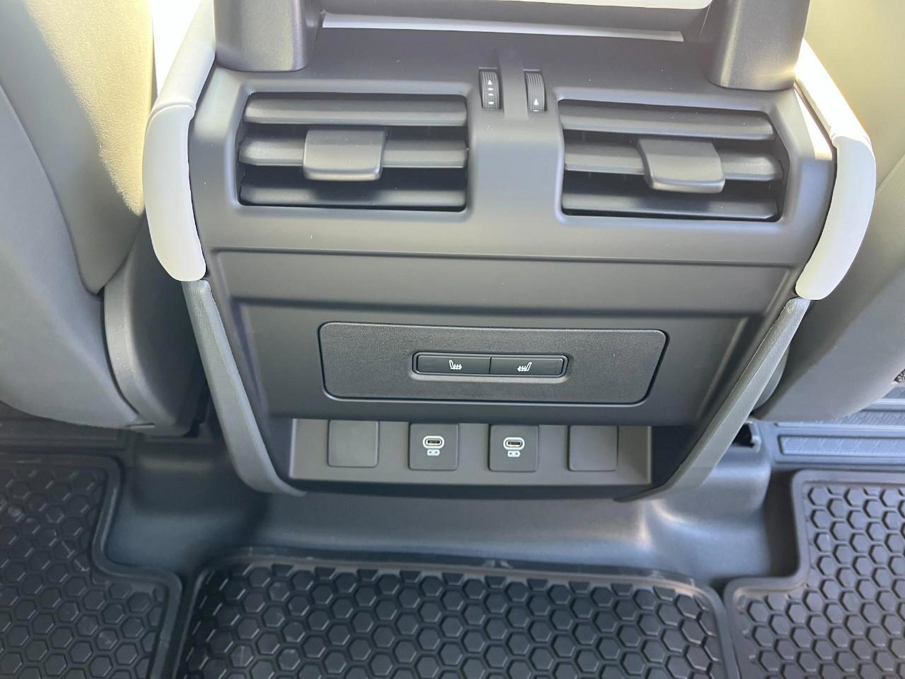 Certified 2025 Land Rover Defender 110 X-Dynamic SE image 18