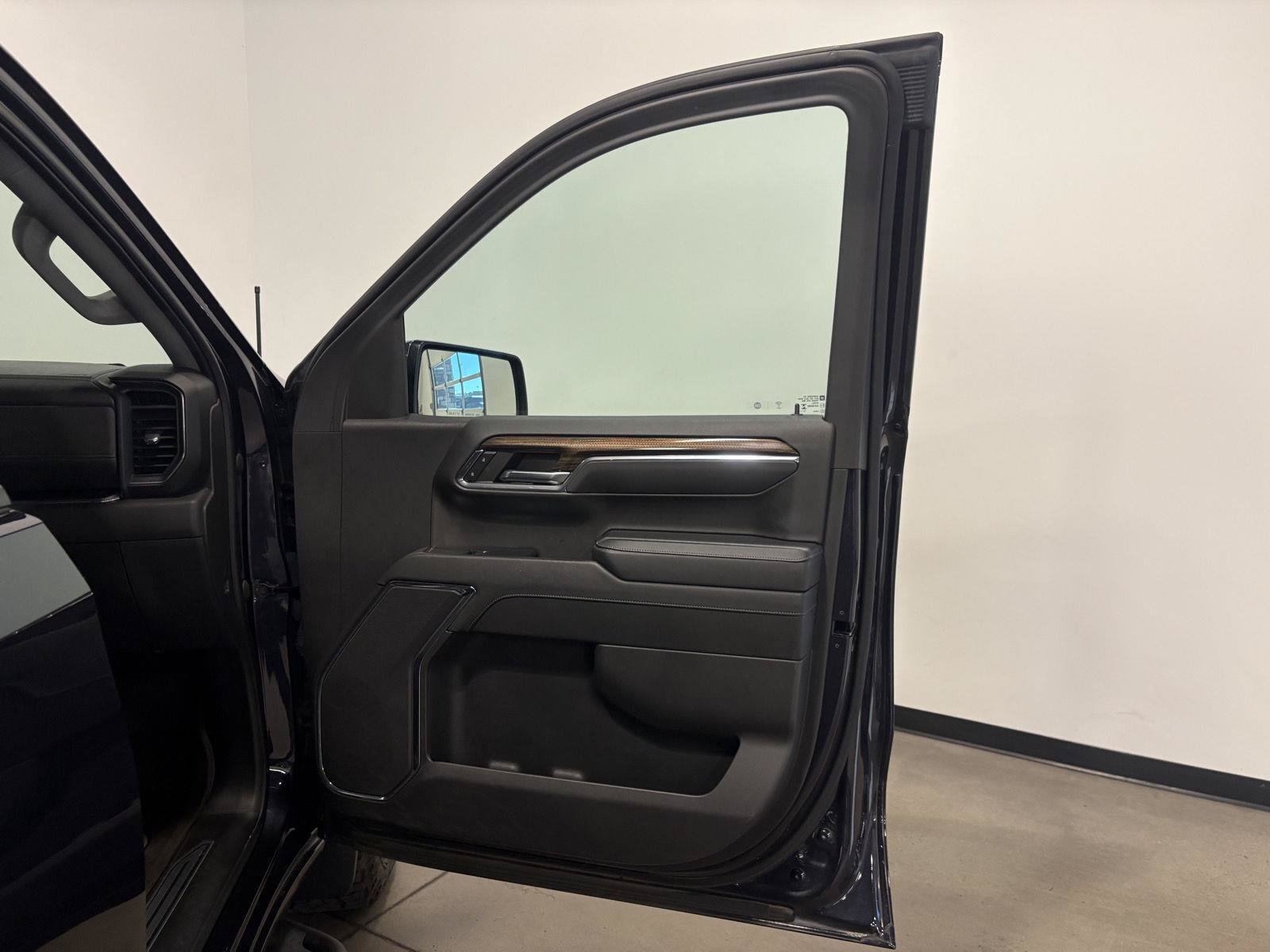 Used 2023 Chevrolet Silverado 1500 LT w/ Z71 Off-Road Package AWD/4WD image 45