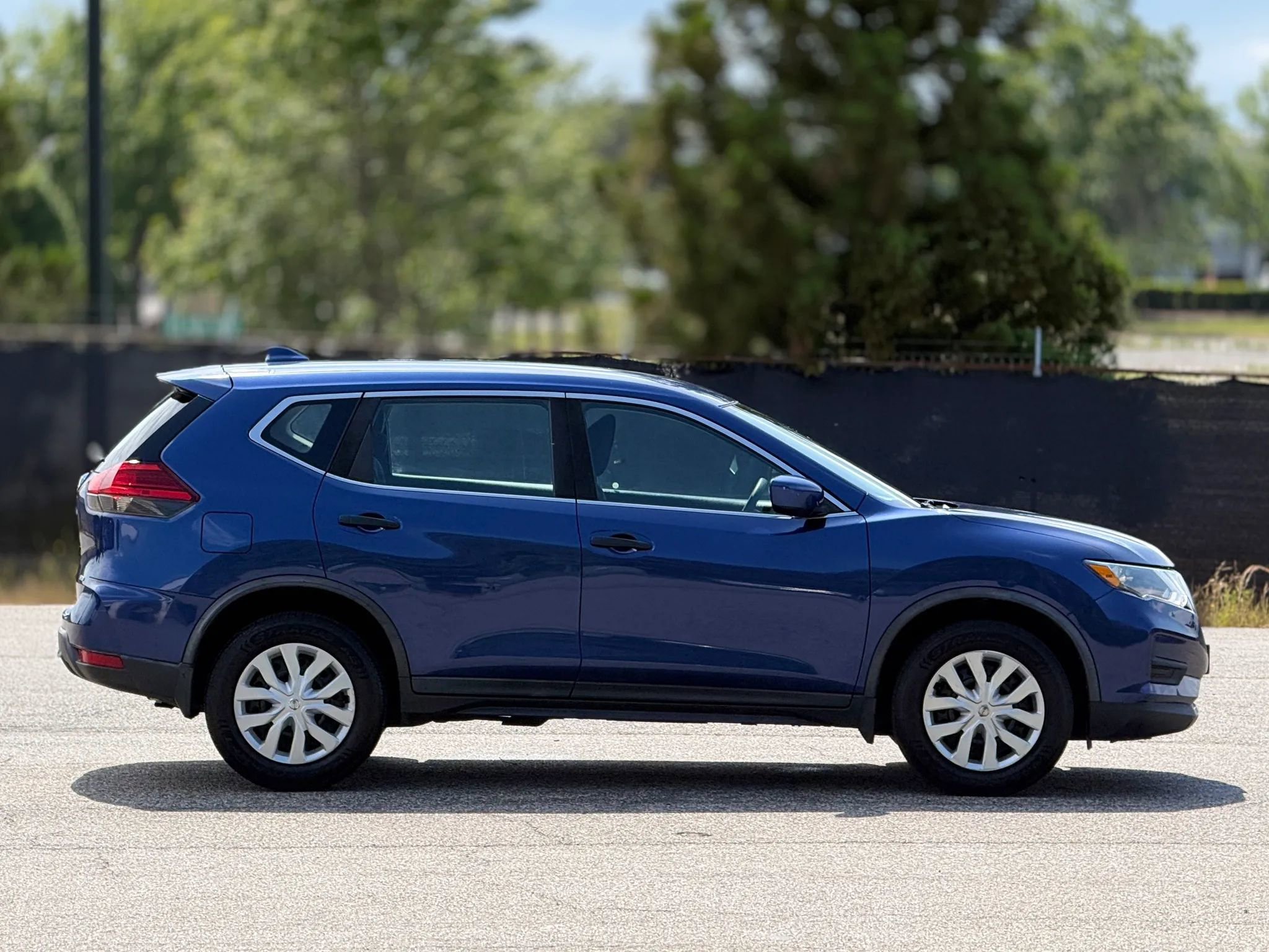 Used 2017 Nissan Rogue S AWD/4WD image 7