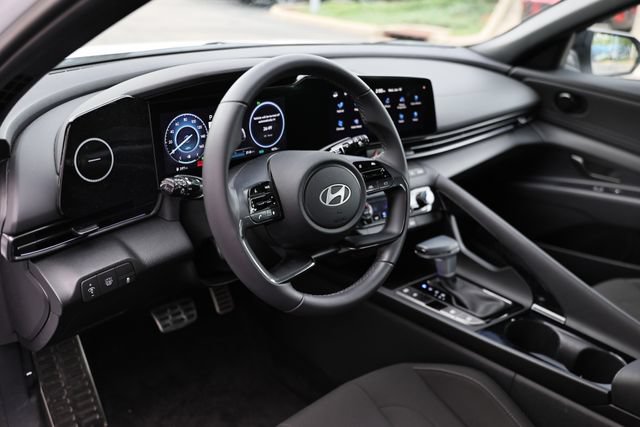 Certified 2025 Hyundai Elantra SEL FWD image 18