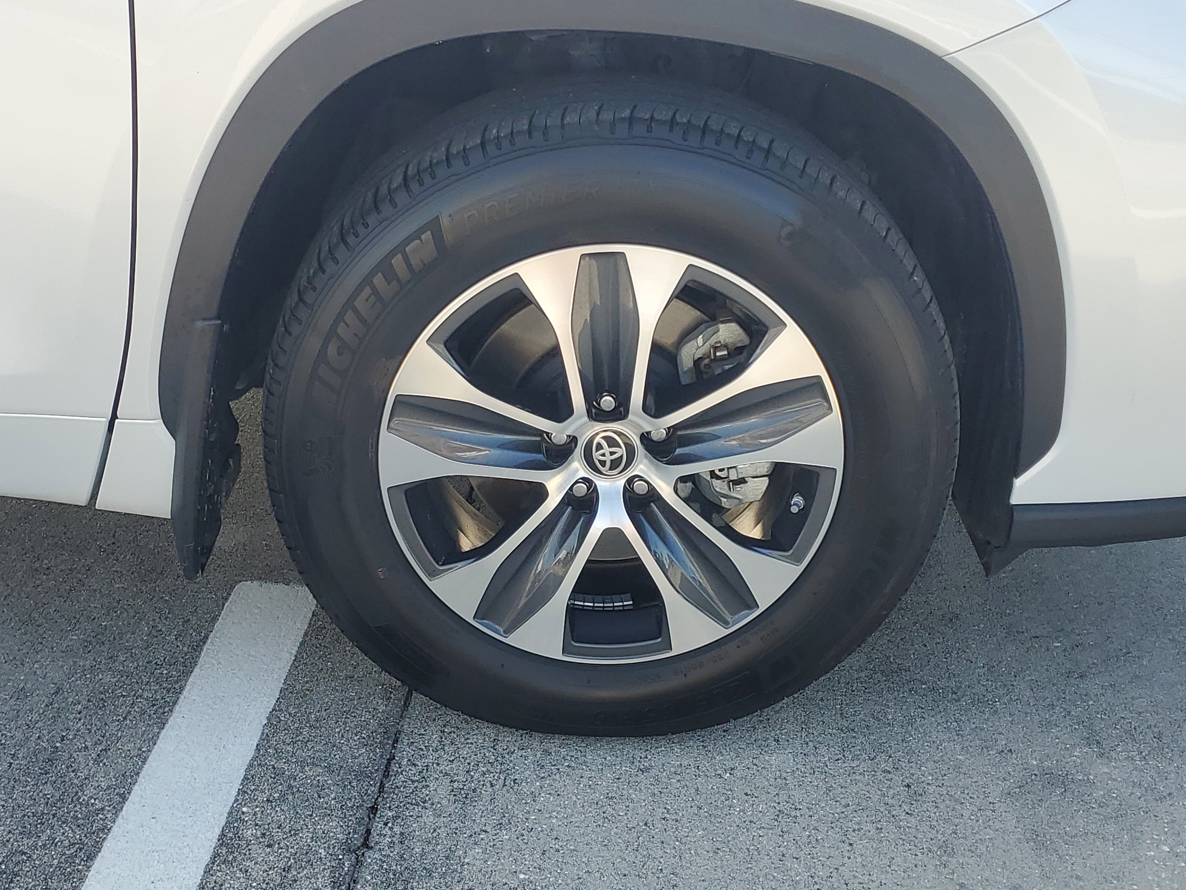 Used 2024 Toyota Highlander XLE FWD image 6