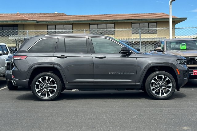 Used 2023 Jeep Grand Cherokee Overland w/ Advanced Protech Group III AWD/4WD image 3