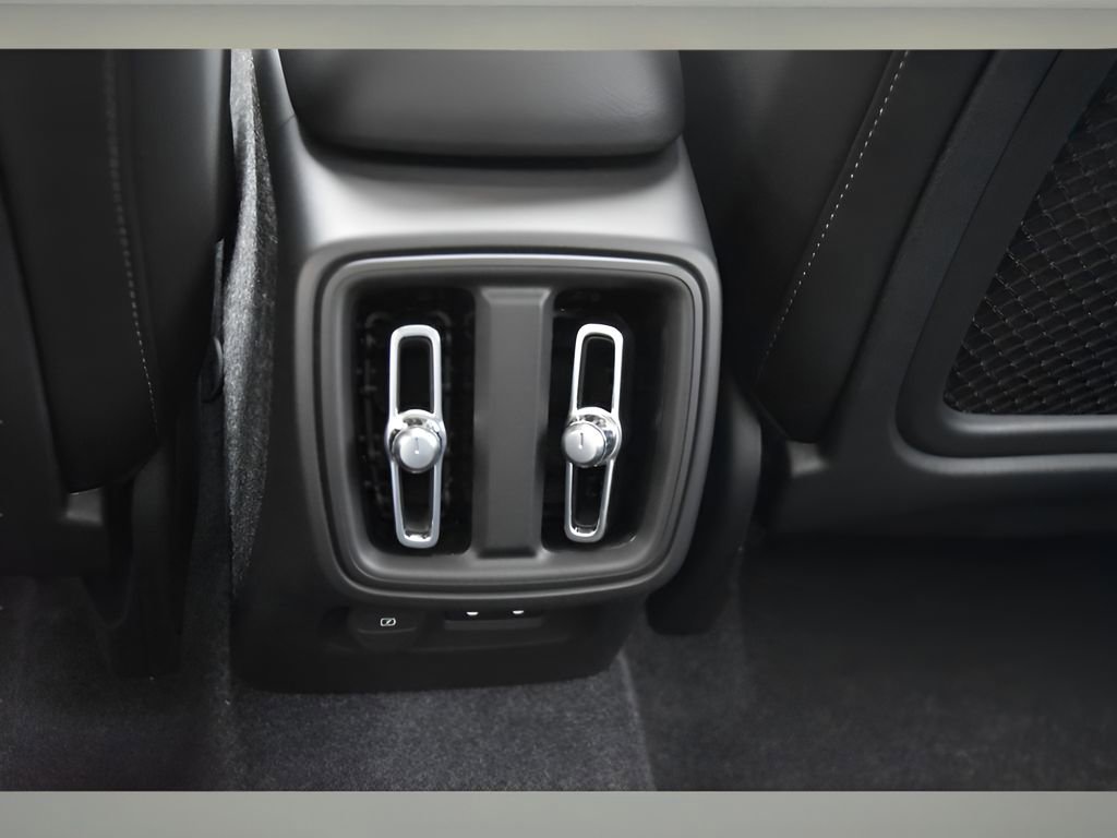 Certified 2025 Volvo XC40 B5 Ultra w/ Protection Package Premier image 12