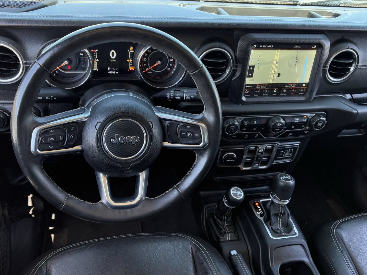 Used 2018 Jeep Wrangler Unlimited Sahara w/ Uconnect 4C Nav & Sound Group AWD/4WD image 13