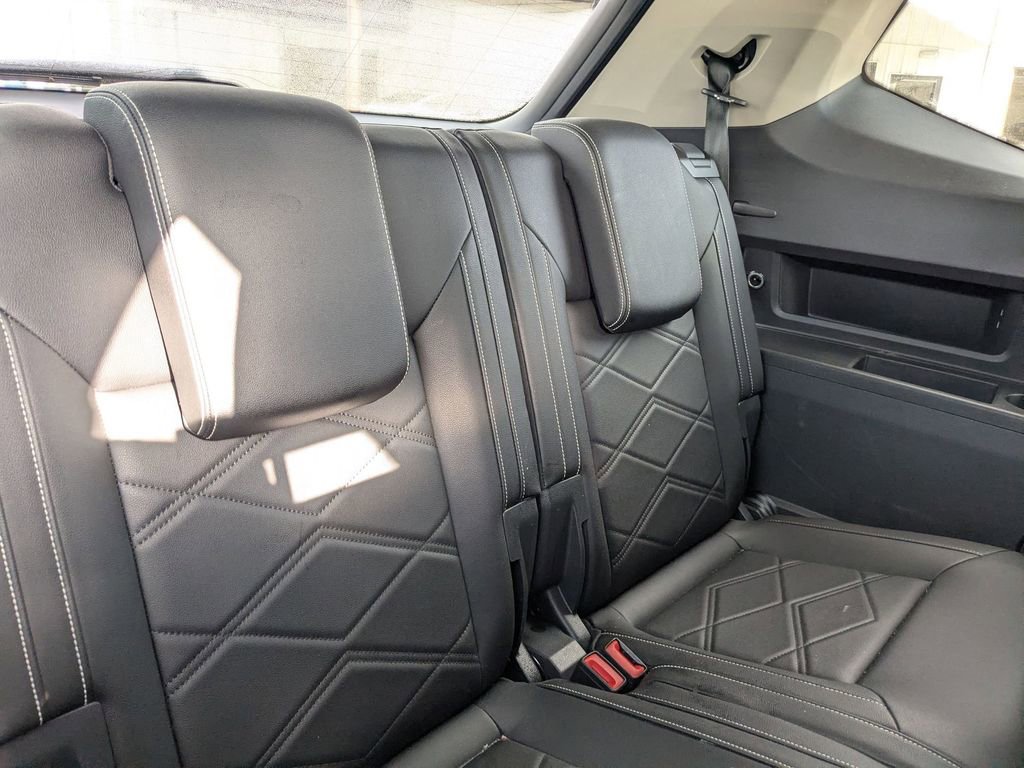 Used 2025 Volkswagen Atlas SE image 30