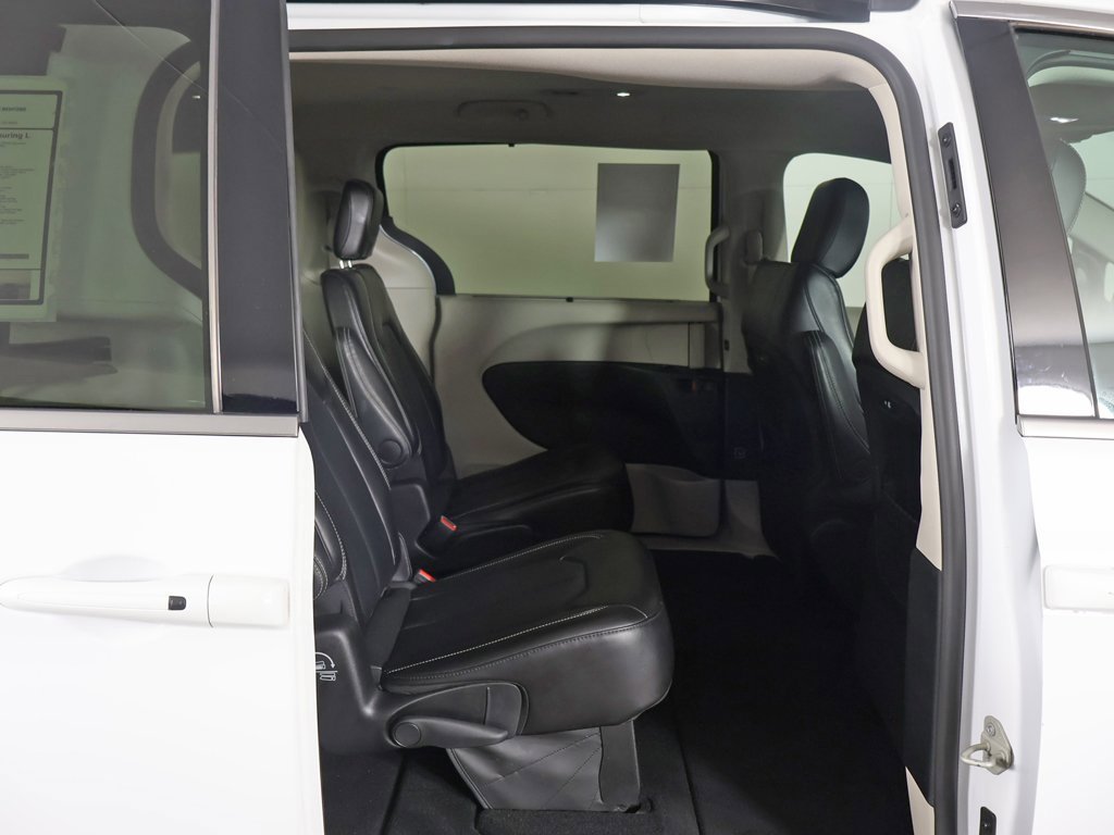 Used 2024 Chrysler Pacifica Touring-L image 33