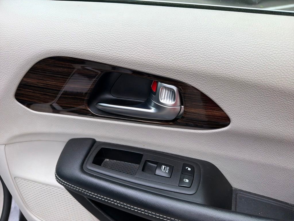 Used 2023 Chrysler Pacifica Limited FWD image 29