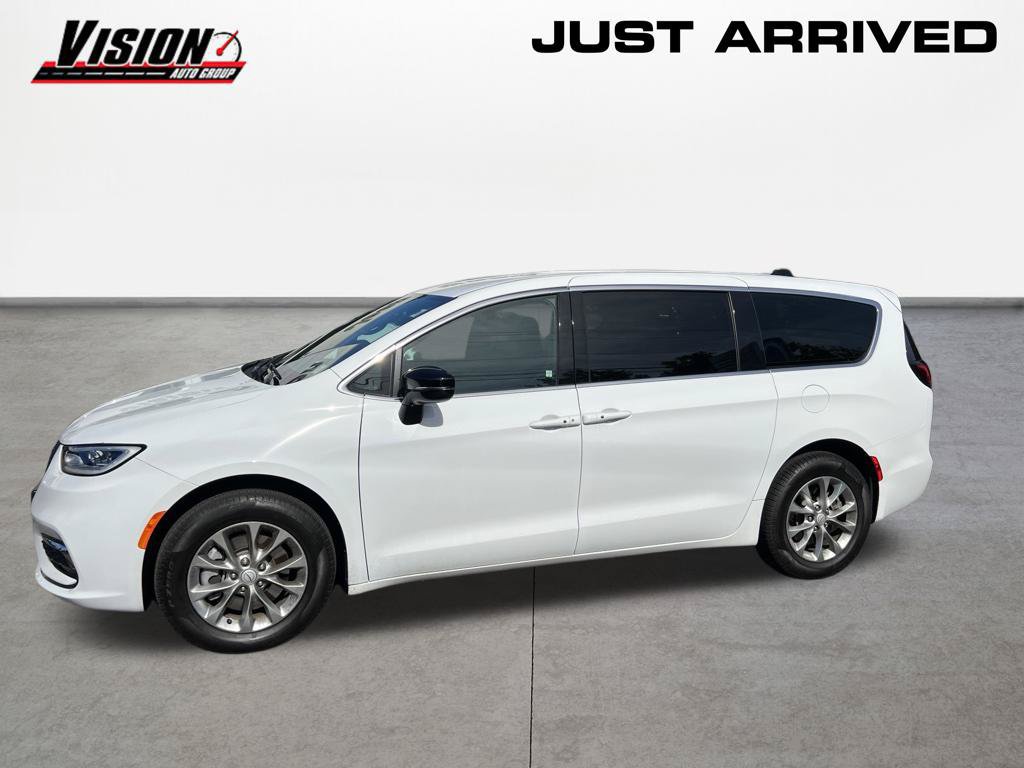Used 2026 Chrysler Pacifica Select AWD/4WD image 3