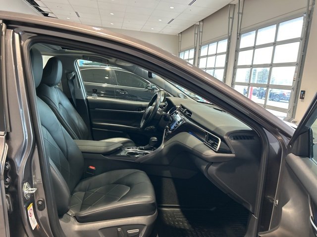 Used 2019 Toyota Camry XLE w/ Sunroof Package image 18