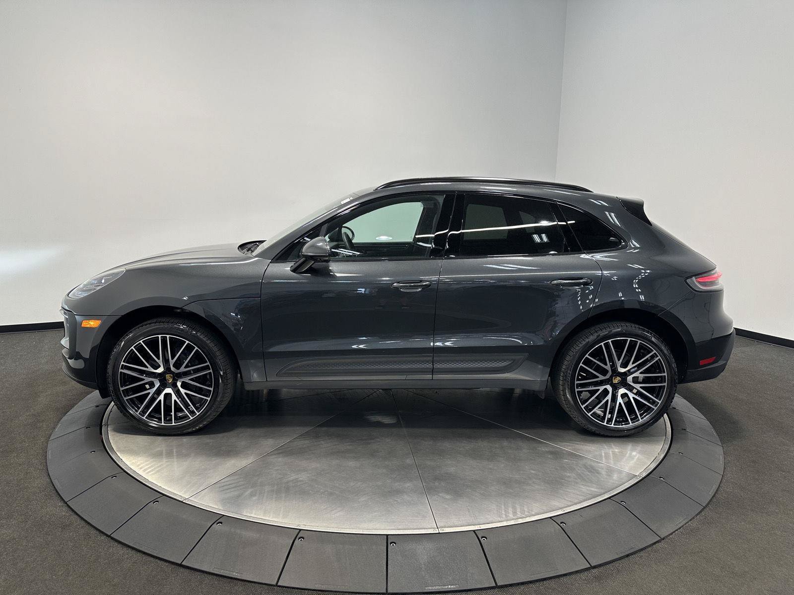 Certified 2026 Porsche Macan AWD/4WD image 2