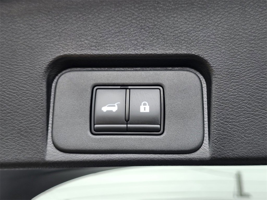 Used 2025 Nissan Rogue SV image 30