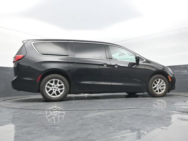 Used 2025 Chrysler Pacifica Select FWD image 44