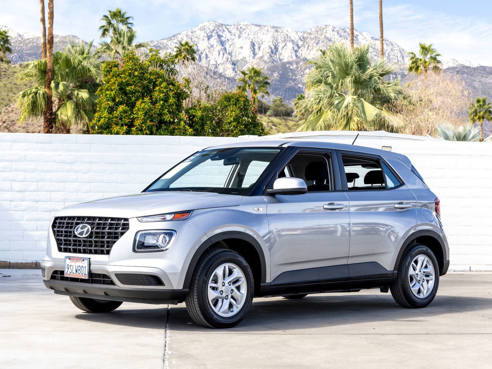 Used 2025 Hyundai Venue SE image 1