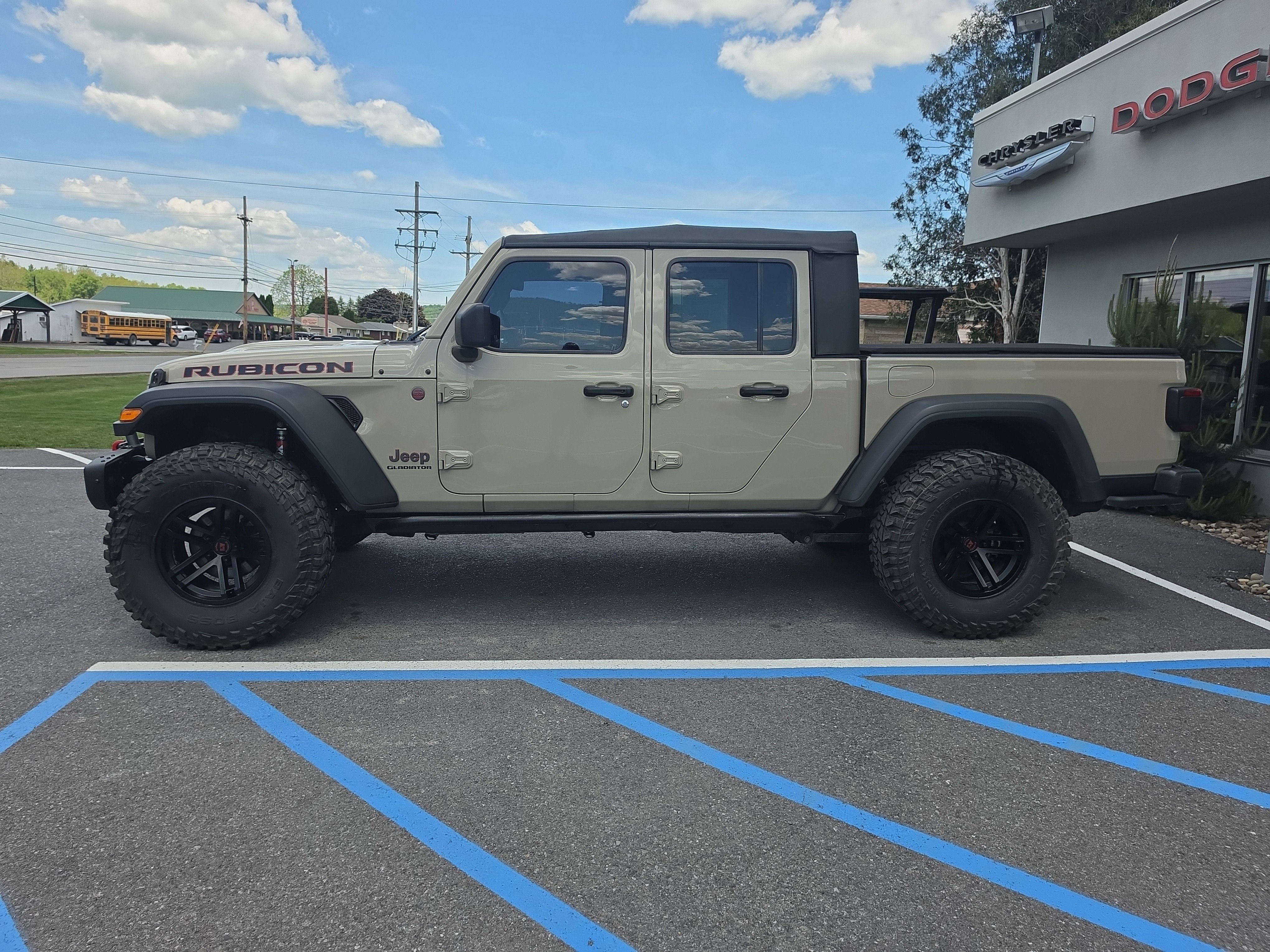 Used 2020 Jeep Gladiator Rubicon w/ LED Lighting Group AWD/4WD image 7