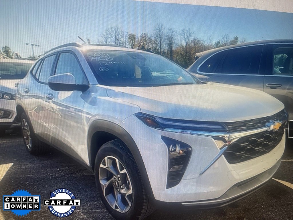 Used 2025 Chevrolet Trax LT w/ Driver Confidence Package image 2