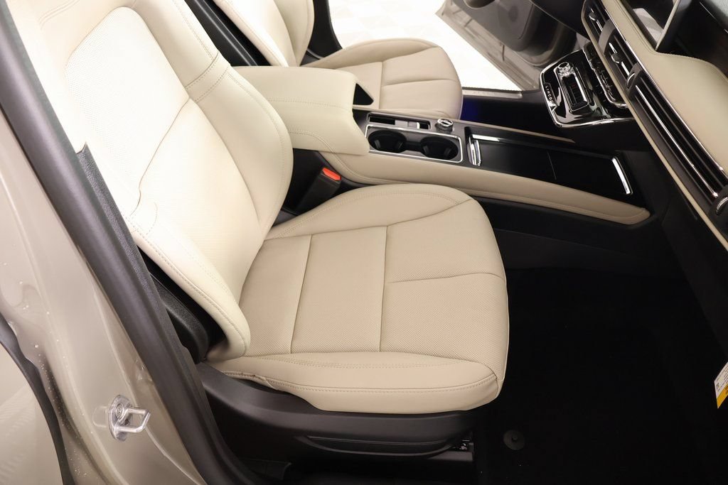 New 2026 Lincoln Corsair Reserve w/ Jet Appearance Package FWD image 14