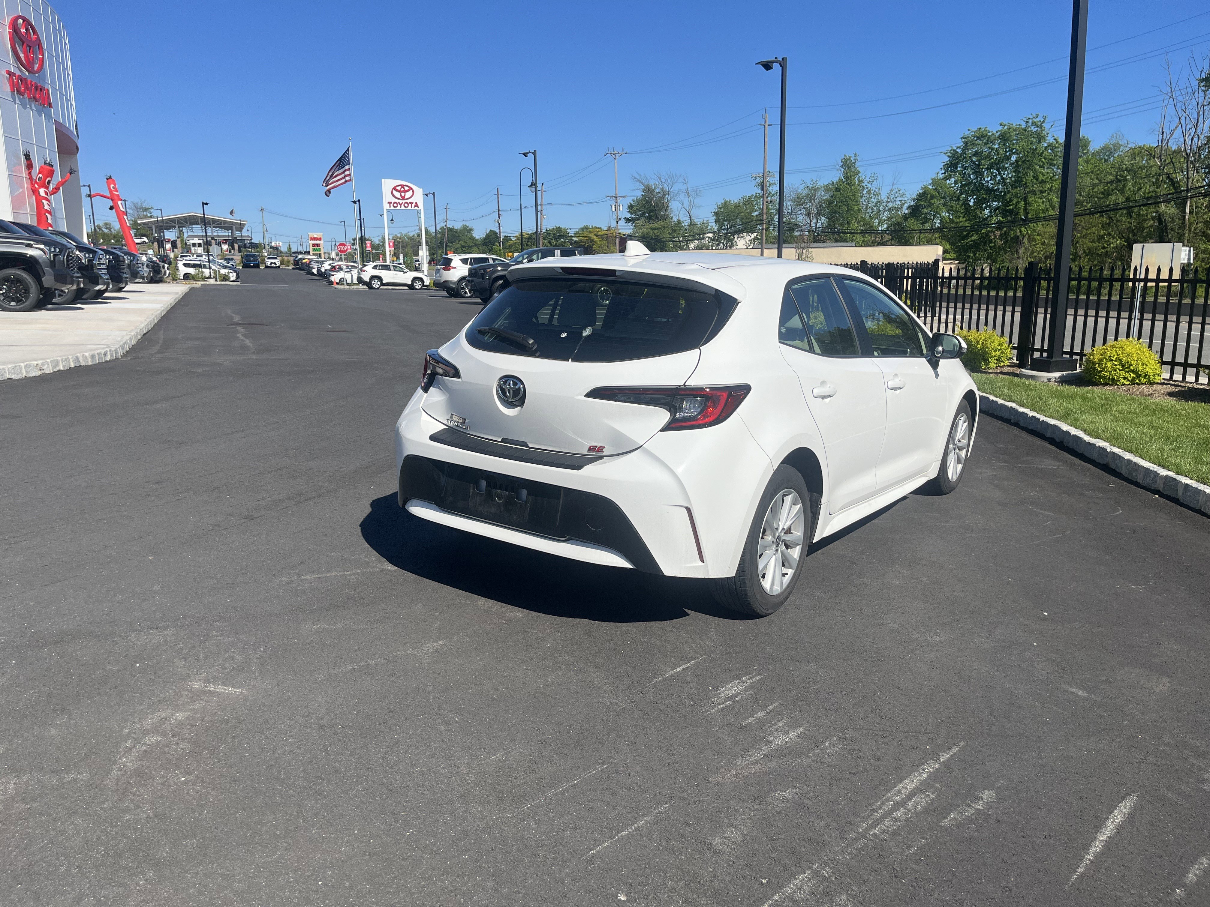 Used 2023 Toyota Corolla SE FWD image 3