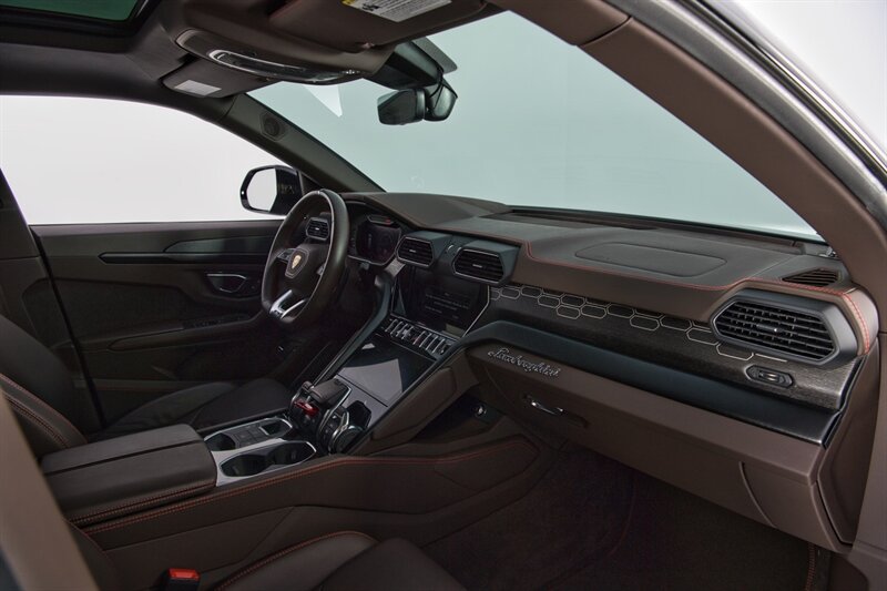 Used 2021 Lamborghini Urus AWD/4WD image 34