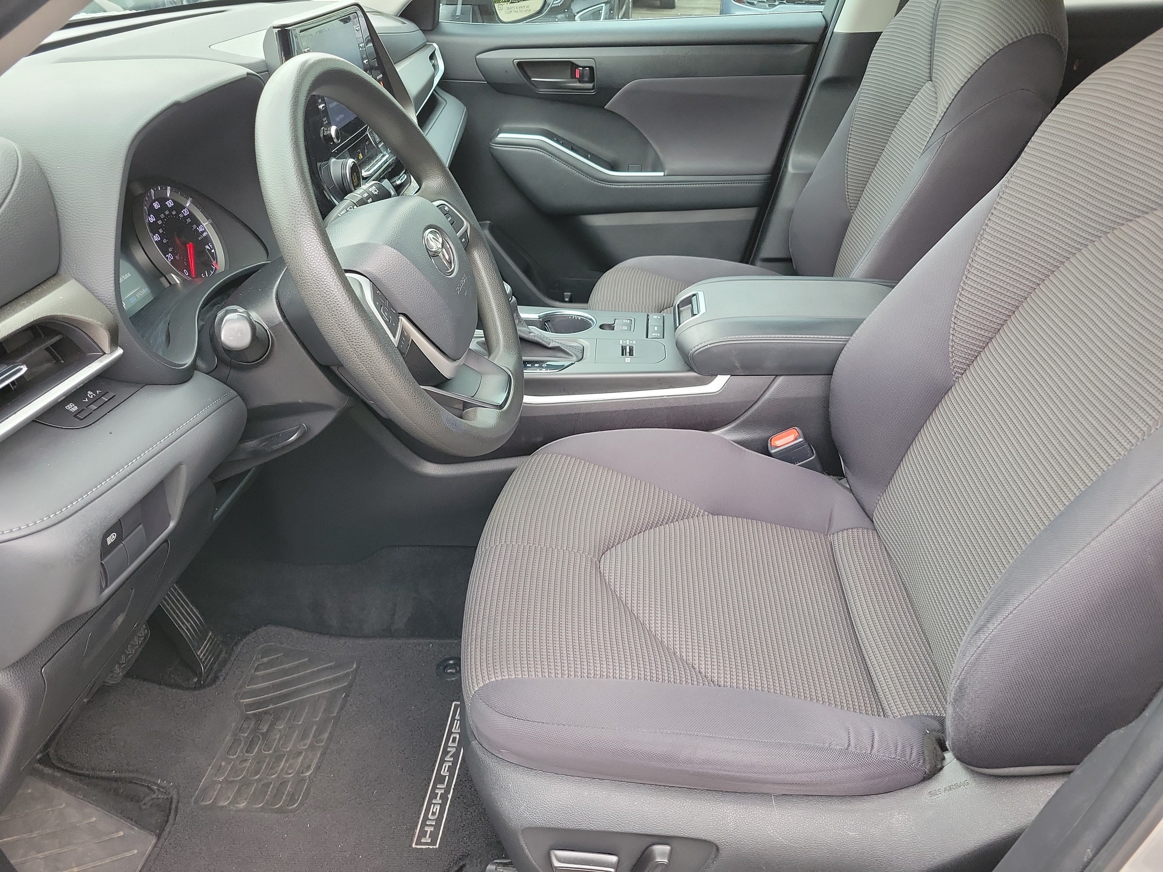 Used 2022 Toyota Highlander L FWD image 3