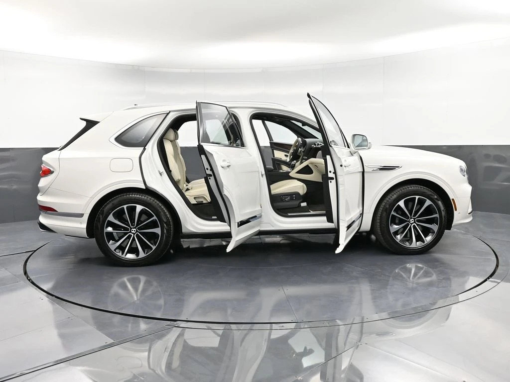 Certified 2023 Bentley Bentayga Plug-In Hybrid AWD/4WD image 37