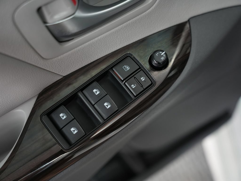Used 2020 Toyota Sienna XLE w/ XLE Navigation Package FWD image 40