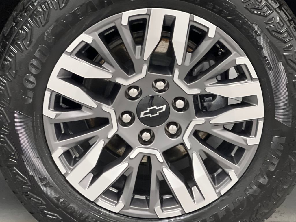 Used 2025 Chevrolet Suburban Z71 AWD/4WD image 68