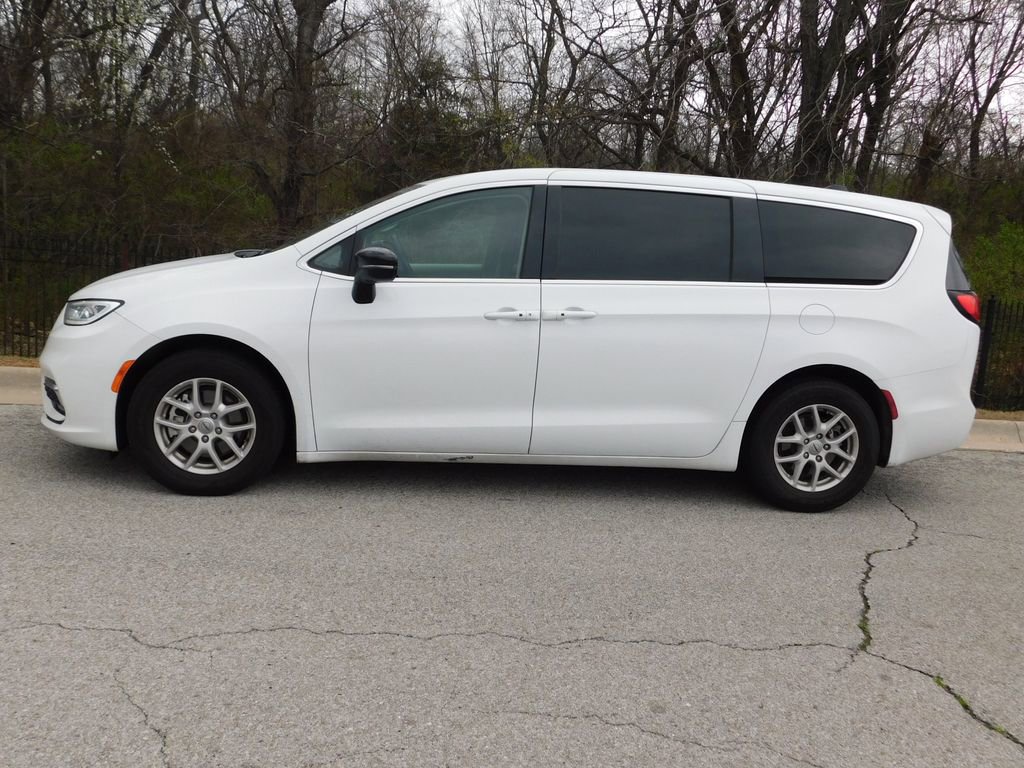 Used 2024 Chrysler Pacifica Touring-L image 2