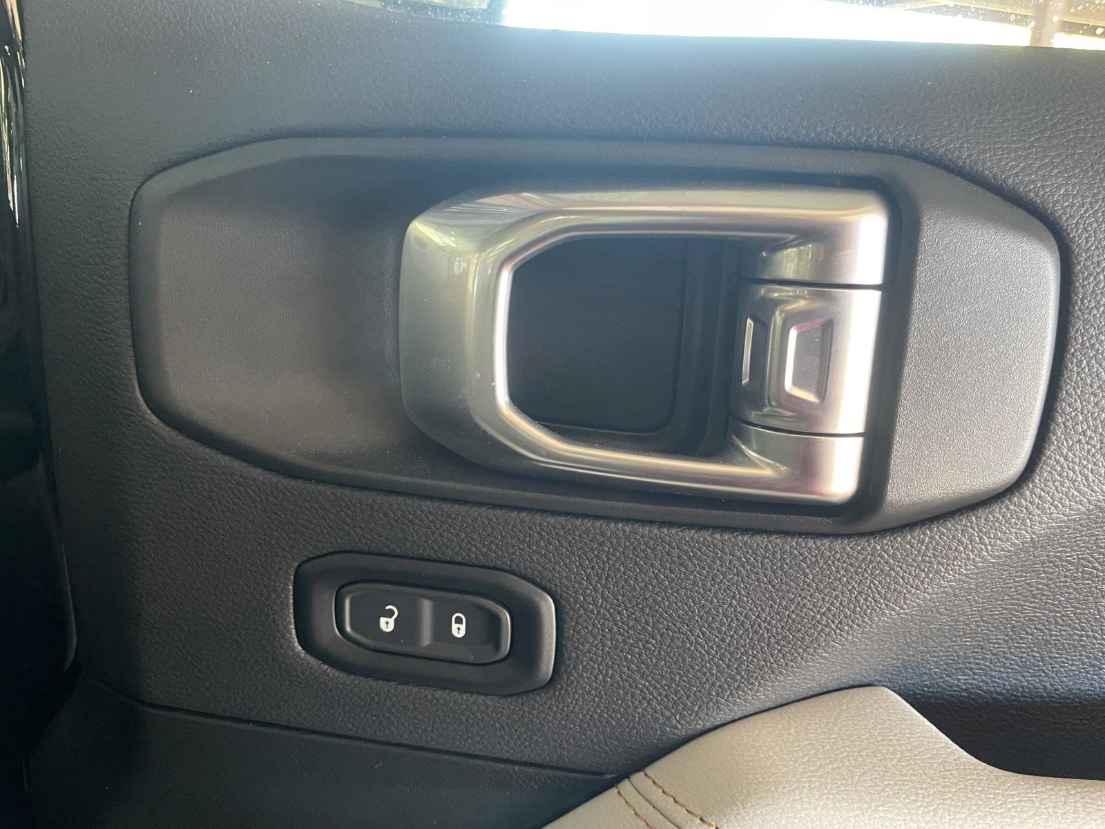 Used 2023 Jeep Gladiator Overland image 39