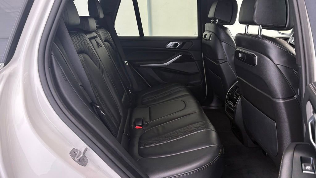 Used 2025 BMW X5 xDrive50e image 28