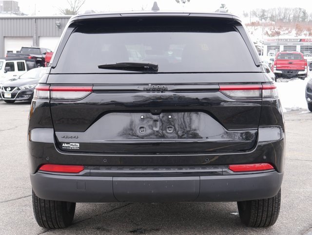 Used 2025 Jeep Grand Cherokee Altitude image 5