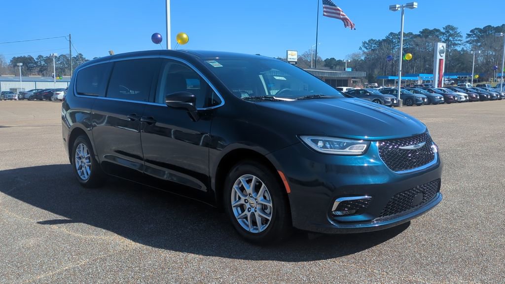 Used 2024 Chrysler Pacifica Touring-L image 3