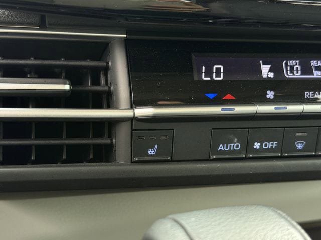 Used 2021 Toyota Sienna XLE FWD image 22