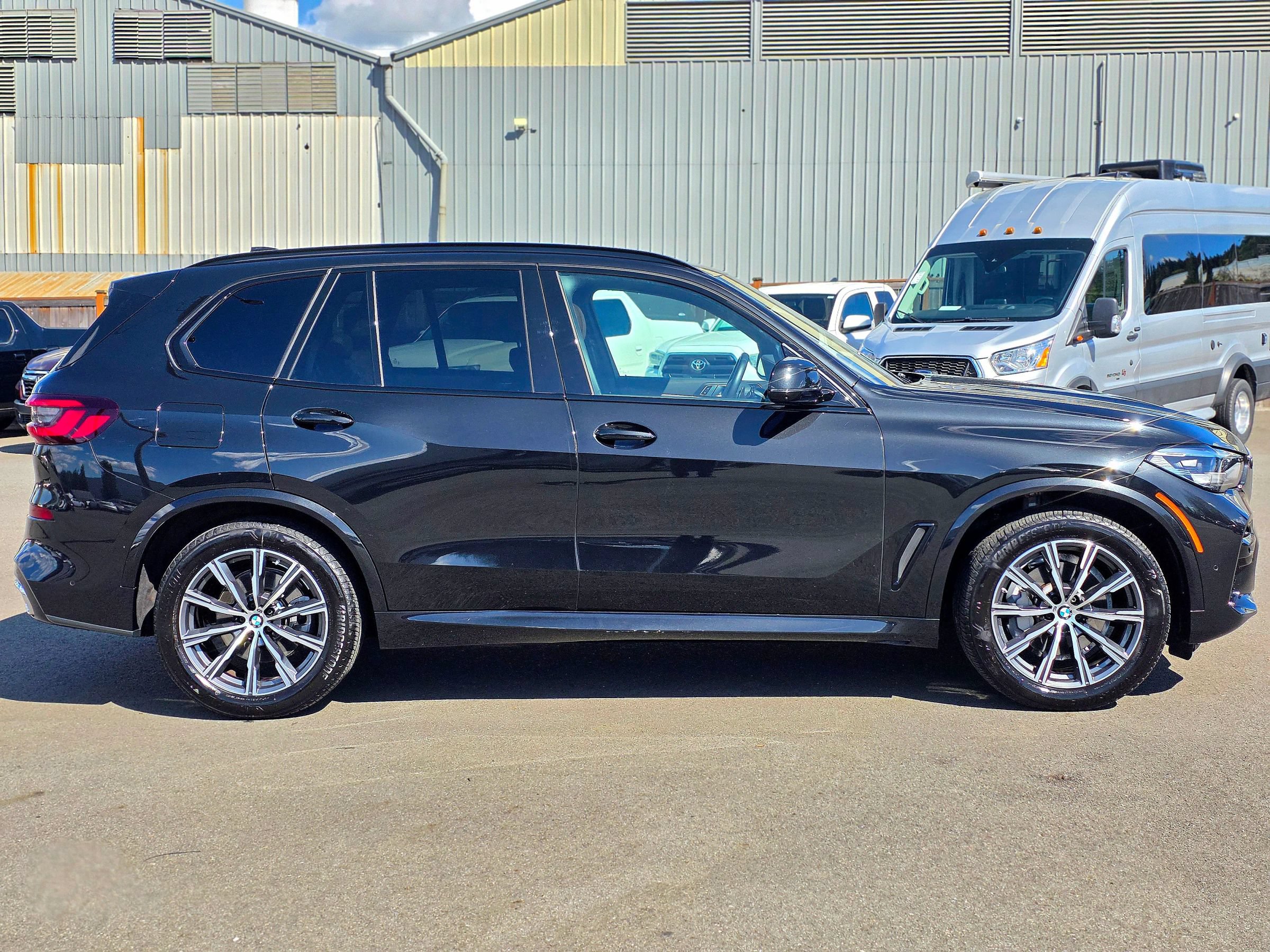 Used 2023 BMW X5 xDrive40i w/ M Sport Package AWD/4WD image 11