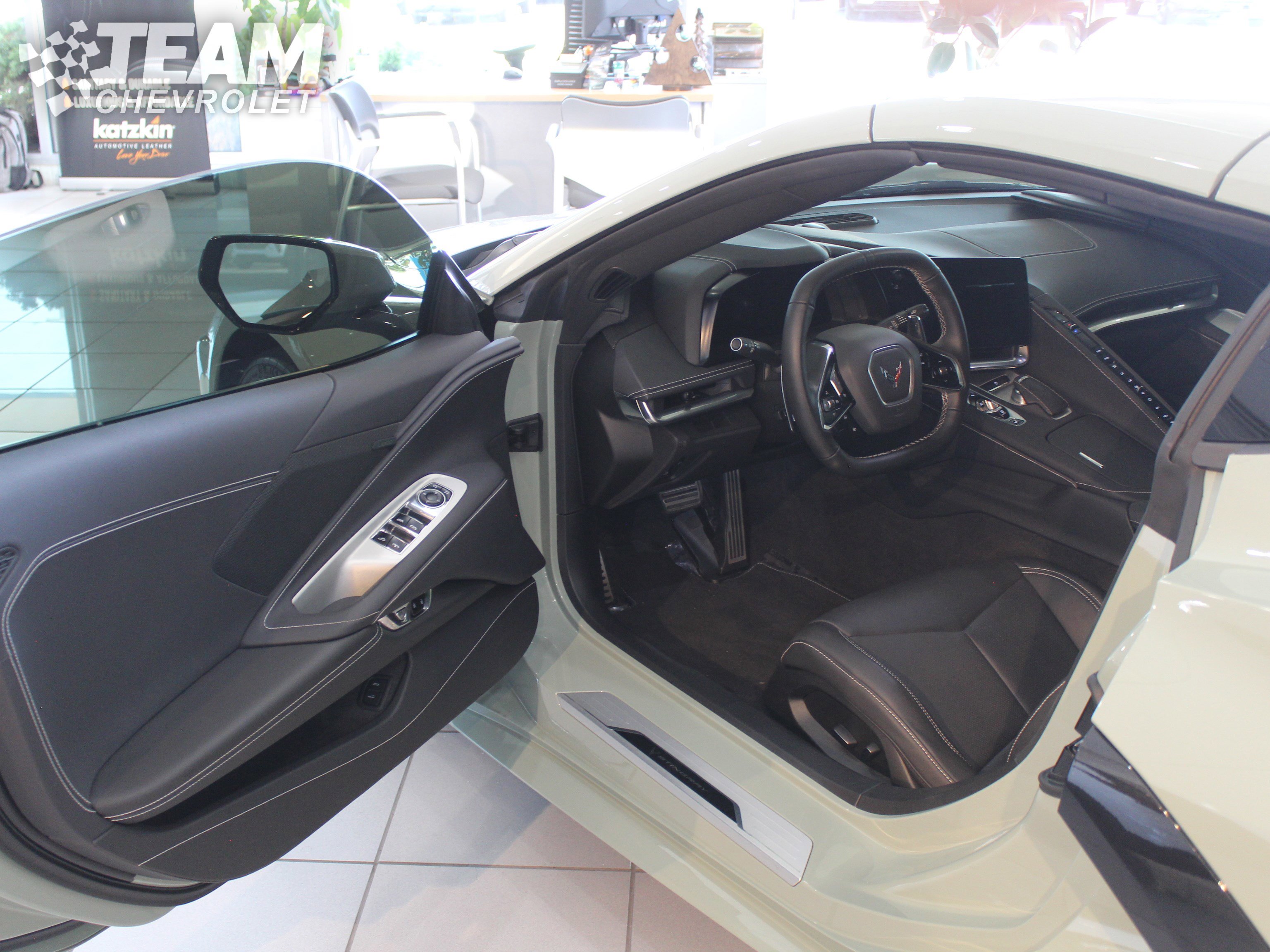 Used 2024 Chevrolet Corvette Stingray Convertible w/ 1LT RWD image 10